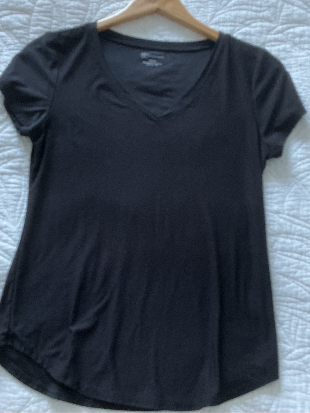 No Boundaries Black V-Neck Short Sleeve Tee